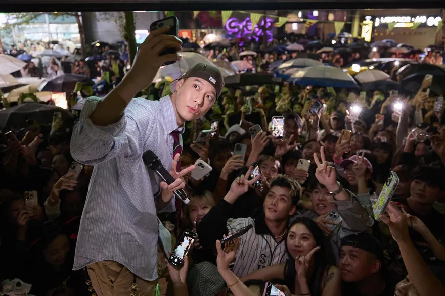 周湯豪萬聖節快閃信義區　大咖女星扮忍者衝上台超驚喜