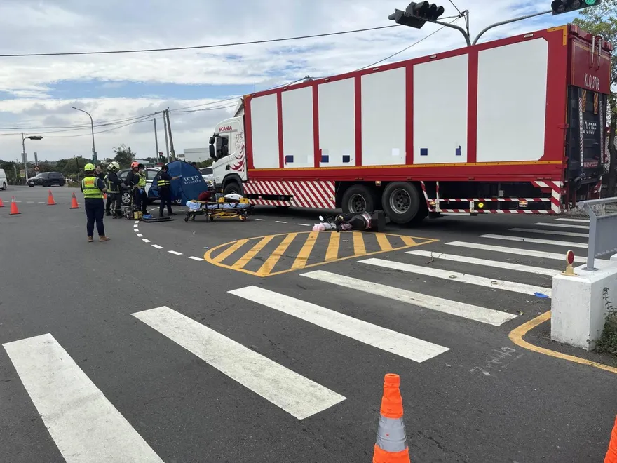 台中婦命喪輪下！貨櫃車駕駛疑轉彎不慎　現場血水瀰漫
