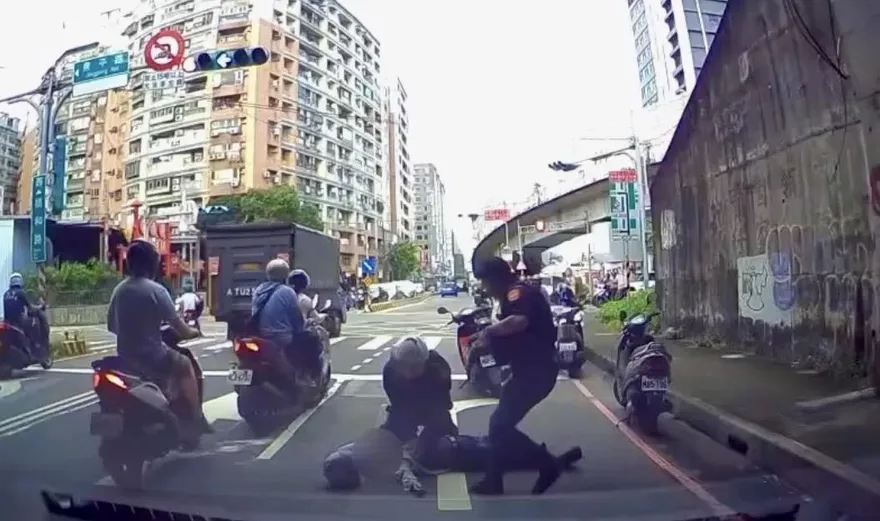 影/新北男騎士突倒地無呼吸心跳　警CPR搶回一命