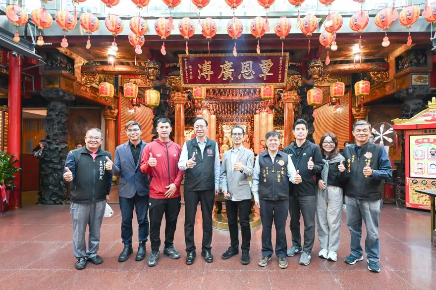 中職/樂天桃猿首奪冠！張善政偕球團赴仁海宮「還願」　感謝媽祖