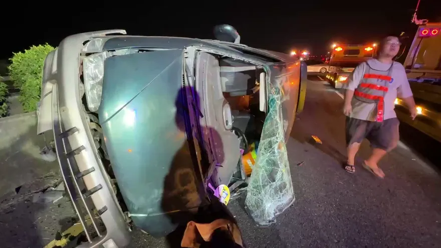 影/酒駕釀禍！南向岡山段嚴重翻覆車禍「2人送醫」