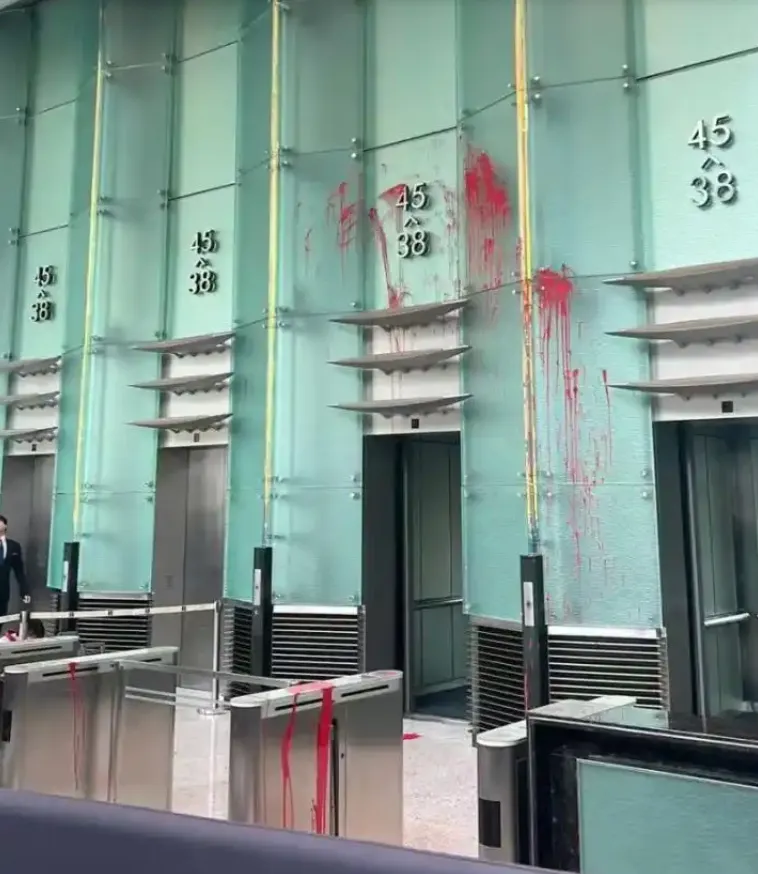 赴港「求見首富李嘉誠」不成　陸男怒潑紅漆、痛扁保全被逮