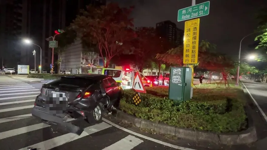 影/高雄「特斯拉出事」！慘遭高速撞擊傷亡狀況曝光