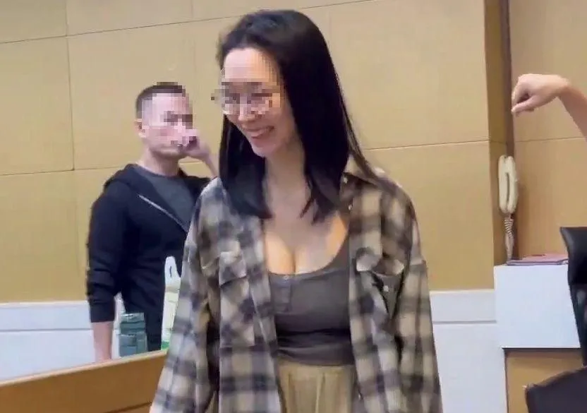 影/詐騙45億！太子集團豪乳助理「15萬交保」露齒燦笑