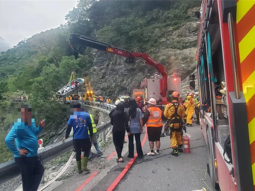 中橫天祥段噩耗！裝載機翻落百米深谷起火　21歲駕駛身亡