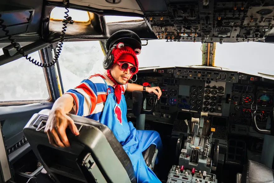 黃明志私生活超繽紛　到泰國愛消費第三性公關