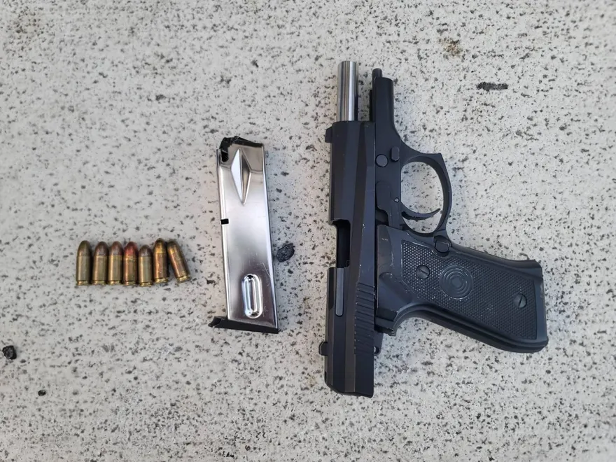 影/高雄男違規開車警搜出改造手槍　子彈藏口香糖袋