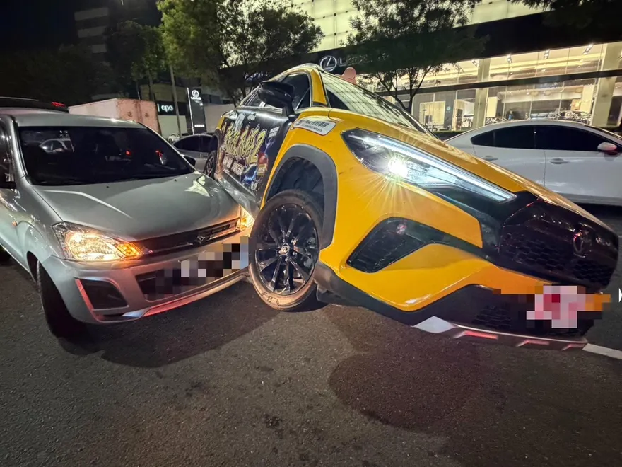 影/高齡駕駛不禮讓小黃硬搶道？小黃開上休旅車引擎