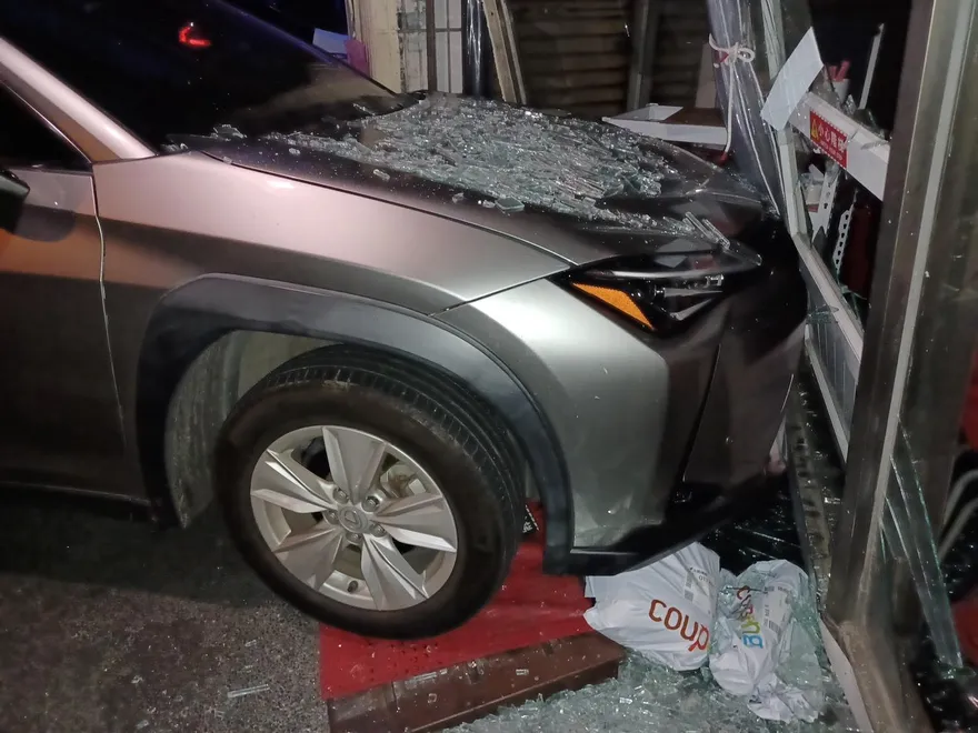 影/屏東長治轎車撞進早餐店　58歲駕駛疑恍神釀禍