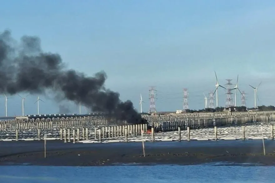 影/彰濱工業區光電板大火！爆「昨天就開始燒」