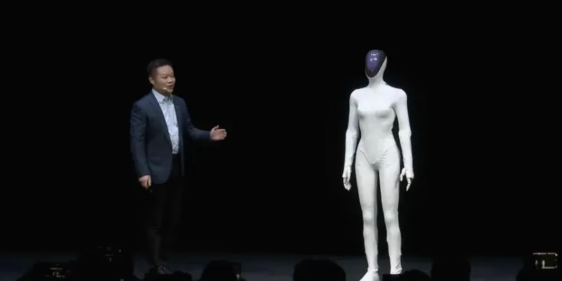 影/真人假扮？陸機器人走「貓步」太逼真遭質疑　何小鵬解衣澄清