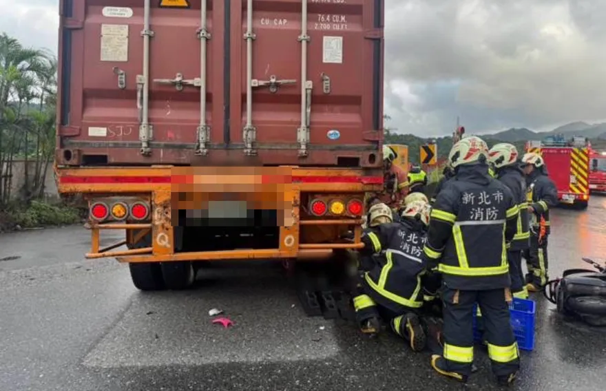 影/新北瑞芳貨櫃車擦撞機車　騎士卡車底命危