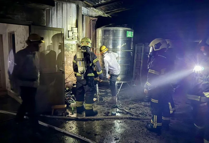 北市內湖驚傳住宅火警　頂樓起火濃煙狂竄