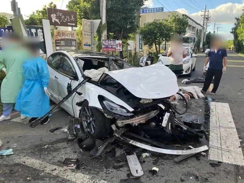 影/2個家庭破碎！恆春「特斯拉撞機車」駕駛亡、挨撞夫妻恐截肢