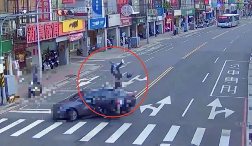 影/三重轎車違規迴轉　機車攔腰撞乘客空中翻騰重摔釀2傷