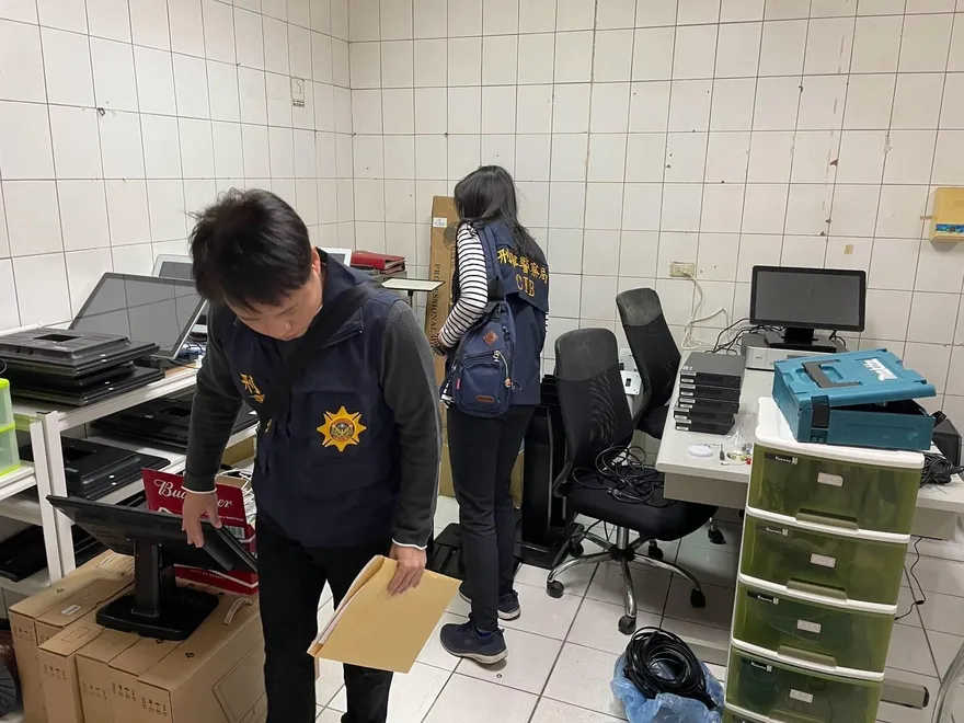 影/盜版點歌機襲台！5年狂賣千台侵權逾120億　警逮6嫌