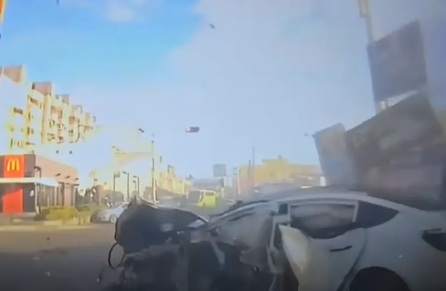 特斯拉暴衝！機車一家四口遭劇烈夾擊　夫妻腿斷恐截肢