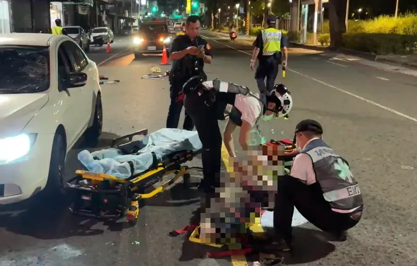 高雄工人凌晨檢修人孔蓋　遭轎車撞飛「左腳骨折送醫」