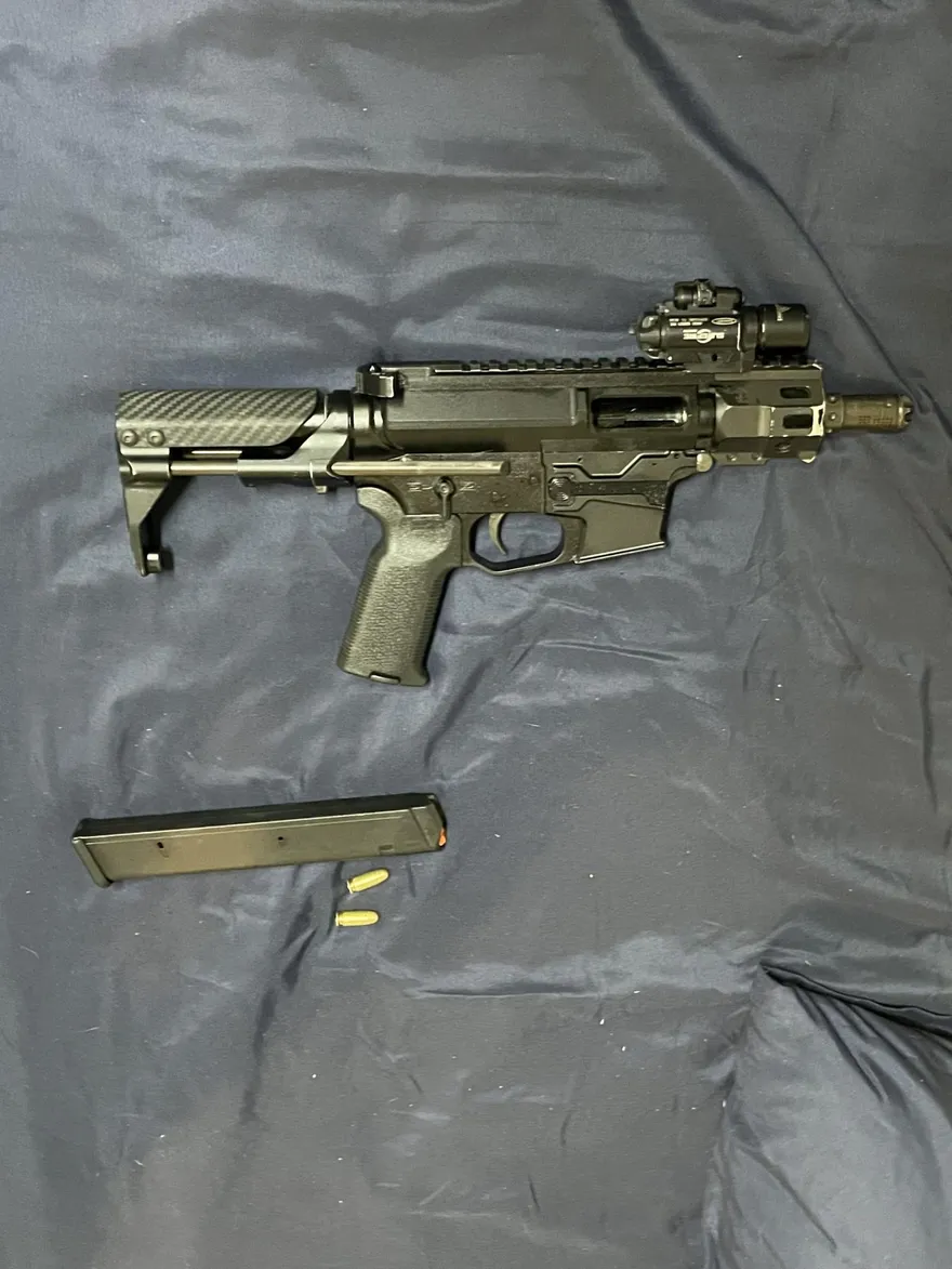 擁槍自重！通緝犯南投山區落網　起獲QC10衝鋒槍