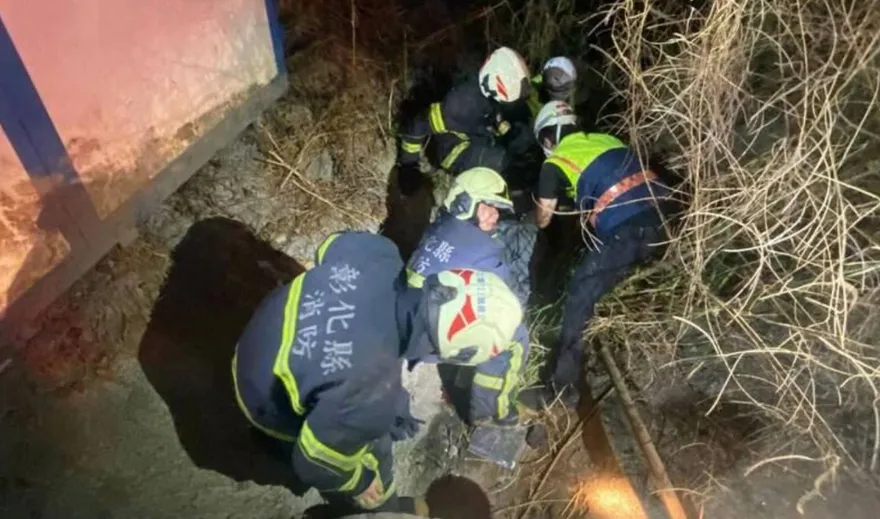 離奇！彰化男深夜騎車突失控自撞　人噴飛草叢血流滿面