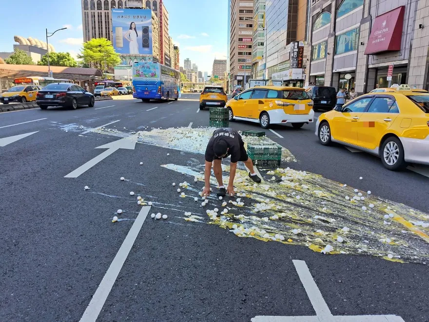 小貨車轉彎1個move雞蛋掉出來！蛋液狂噴忠孝西路