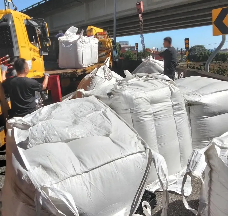 國道2號驚魂！12個太空包掉路面　貨車司機最高罰1.8萬