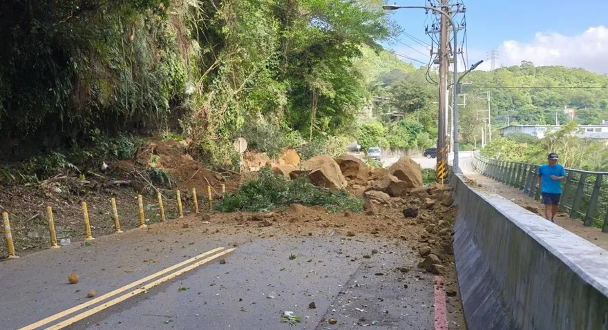 基隆暖暖區驚傳邊坡坍塌　雙向封閉車道搶通中