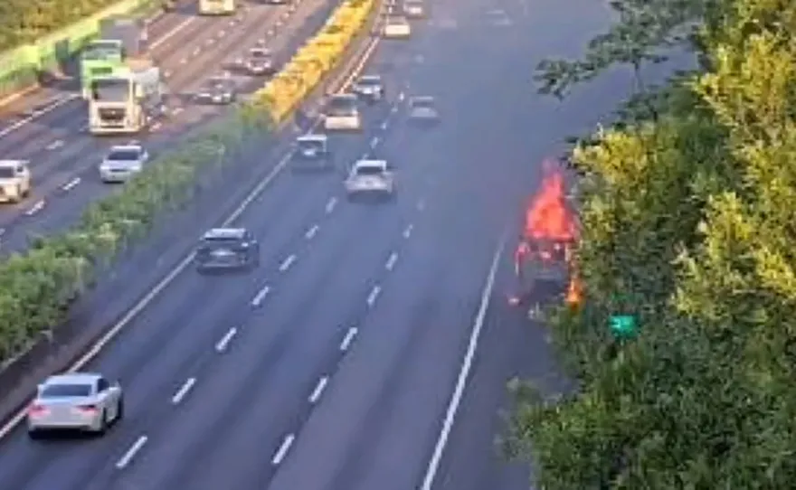 影/國道突發火燒車！現場濃煙衝天　車流一度回堵超3公里