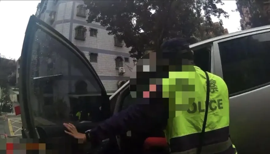 影/蘆洲女違停車遭拖吊大暴走　硬開車門嗆警遭送辦