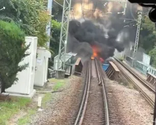 東京電車軌道大火！民眾驚聞爆炸聲　京王電鐵緊急停駛
