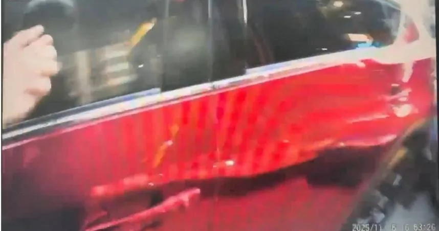 正妹主持人突遭4警包圍、搶手機！　警急道歉：抓錯人