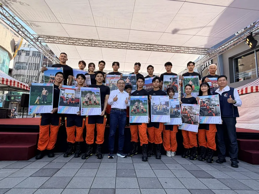 猛男聯手萌娃出擊！新北消防月曆11/8開放預購