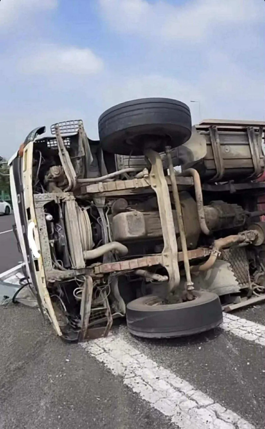 國3北上291k車禍！水泥車側翻　混凝土溢出占車道