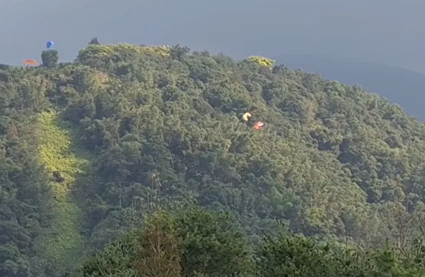 埔里虎頭山飛行傘相撞墜落！雙雙自行脫困　消防無獲報救援