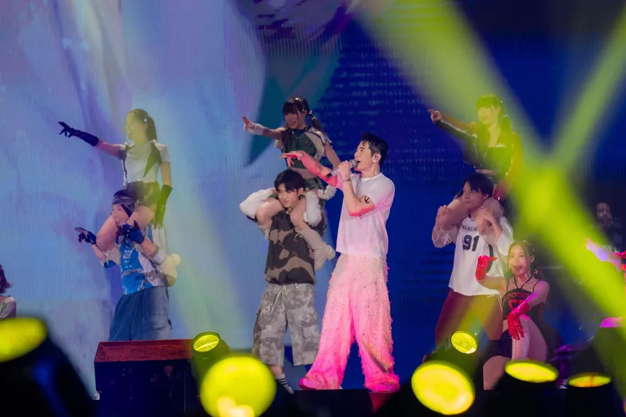 郭富城開唱喊「吻我，不要問我」　尬舞〈鯊魚寶寶〉全場嗨翻