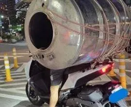 人肉支架！騎士後座載巨大水塔「只見雙腳撐地」　網驚呆