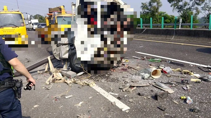 影/抓交替？國道「雙屍掛車頭」隔日「大車方向盤鎖死翻覆」