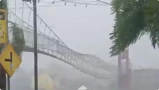 影/驚人畫面曝！「鳳凰」逼近菲國現強風暴雨　吊橋風中搖晃如跳繩