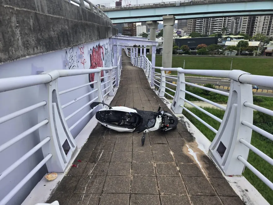 新北大橋出事了！騎士自摔「重傷無呼吸心跳」慘死