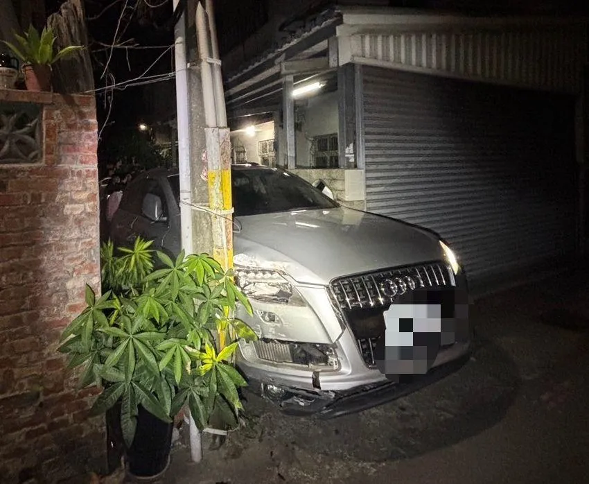 影/苗栗警匪追逐！300萬奧迪Q7「穩塞」巷裡　毒蟲跑了