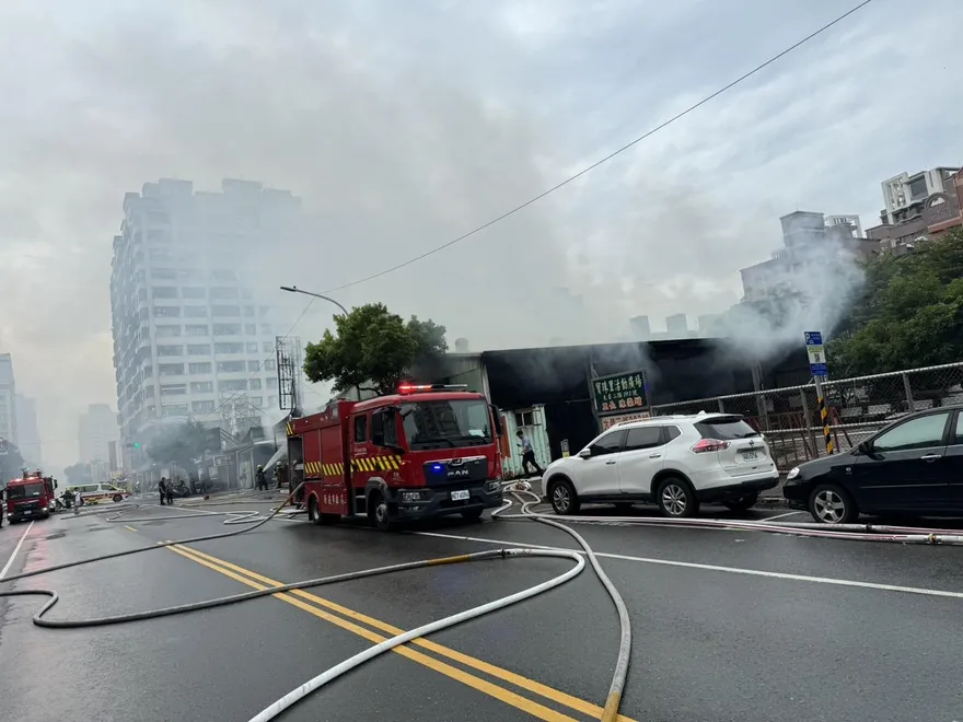 高雄寶珠里「里長辦公室離奇大火」！黑煙狂竄