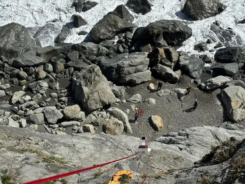 影/魂斷舊蘇花！台南62歲婦跟團攀岩探秘境　遭浪捲走溺斃