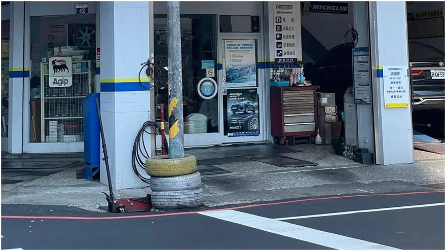 台中奇景「紅綠燈套3輪胎」　老闆：緩衝保護用