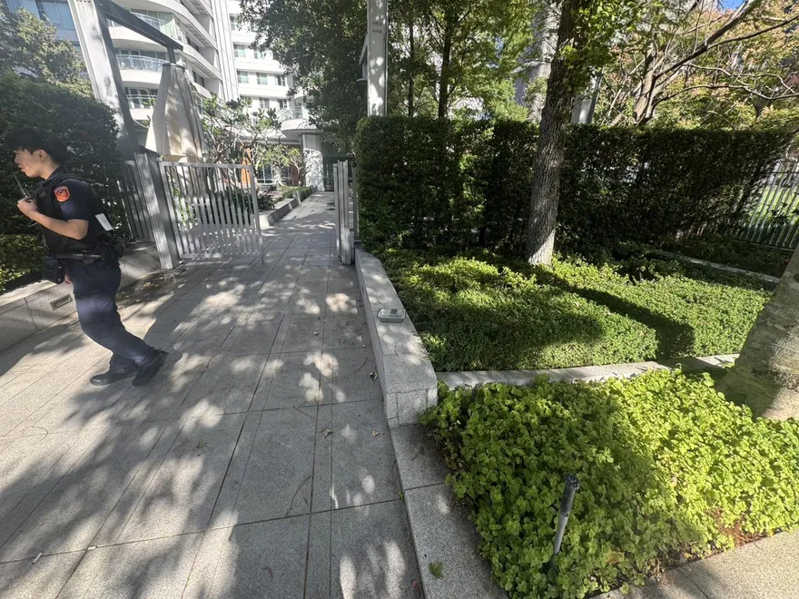 影/傻眼！林口4男2女大白天在社區外公然吸毒