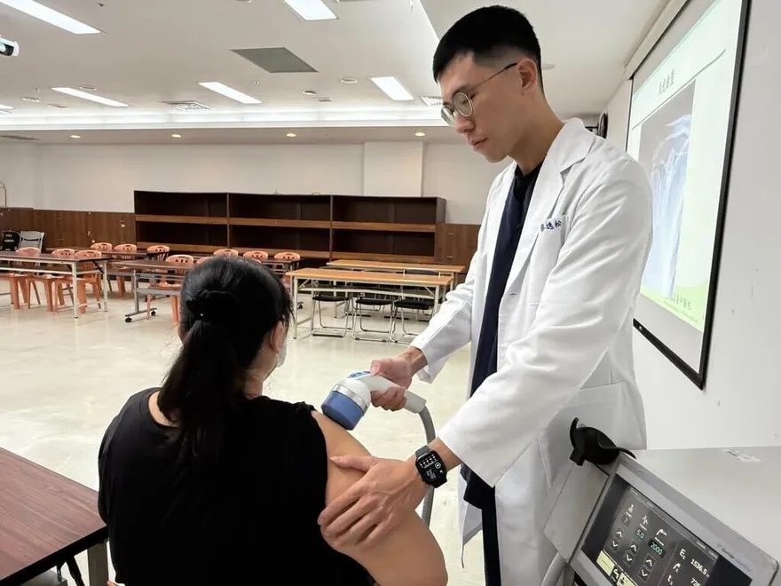 美髮師醒來痛到無法舉手！醫一看驚「鈣化性肌腱炎」作祟