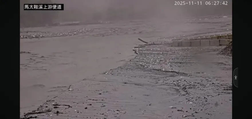 影/鳳凰襲台花蓮災情最新！馬太鞍溪便橋「消失」慘變河道
