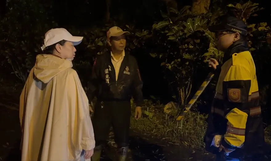 直擊/花蓮馬太鞍堰塞湖溢流到台9線　徐榛蔚深夜急勘查