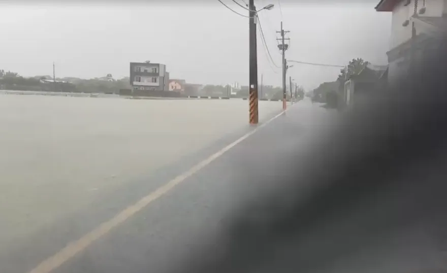 好險停班課！宜蘭遭大雨狂襲　農田水位逐漸淹過路面