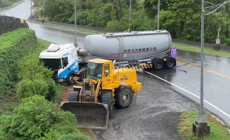 影/鳳凰釀豪雨打滑？台東「槽化車高速衝撞路邊」