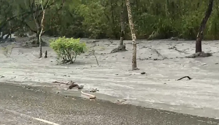 影/花蓮馬太鞍溪水溢過台9線　縱谷省道「整條吞沒」